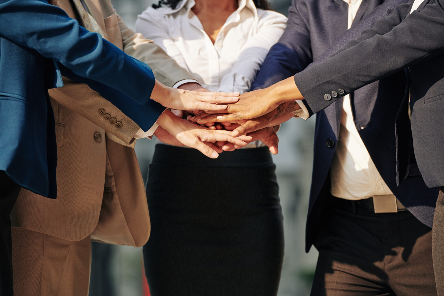 Equipe unida em ambiente corporativo